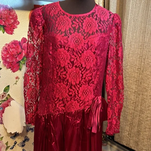 Vintage unbranded luxurious red satin and lace long sleeve maxi gown. Size 18W. - Picture 10 of 17